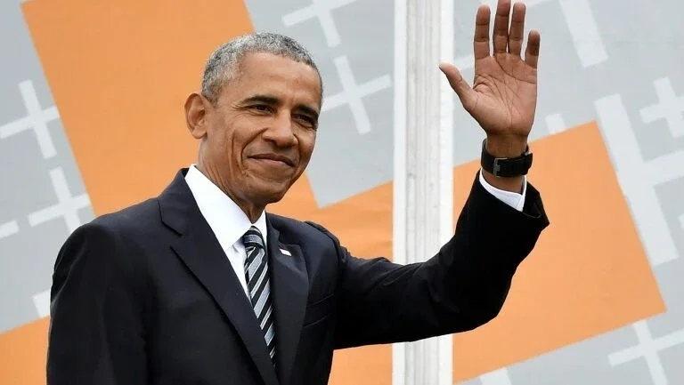 Obama volta lentamente à cena política