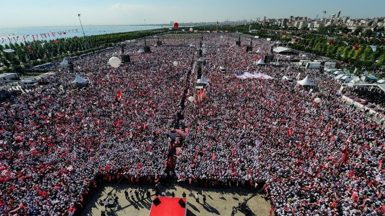 Milhares de pessoas reunidas em comício da oposição na Turquia
