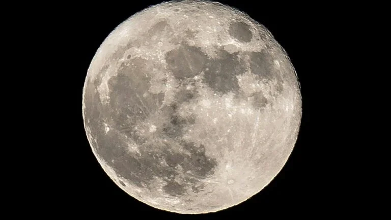Lua seria rica em água, aponta estudo