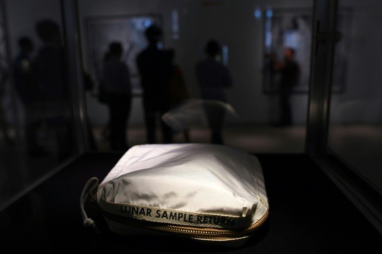Bolsa lunar de neil armstrong é vendida por us$ 1,8 milhão em nova york