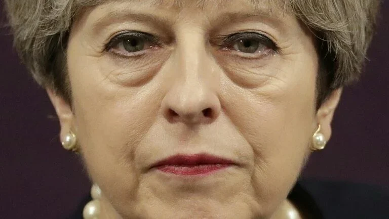 Premier britânica diz que derramou 
