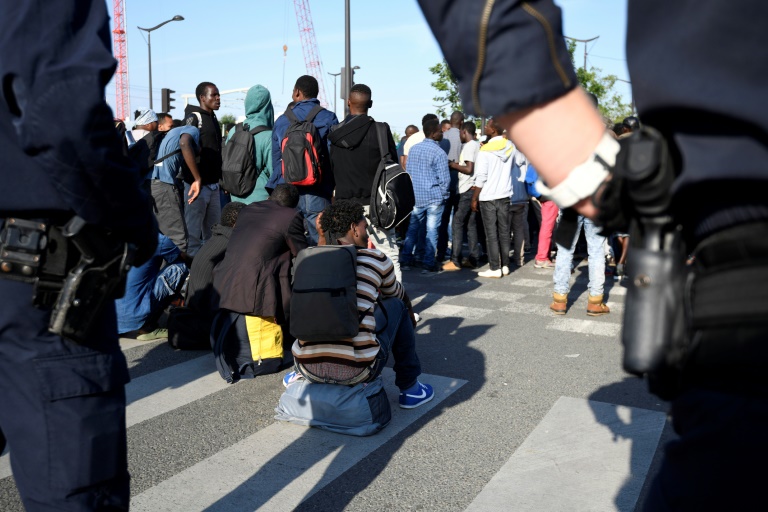 Moradores de cidade francesa constroem muro para bloquear migrantes