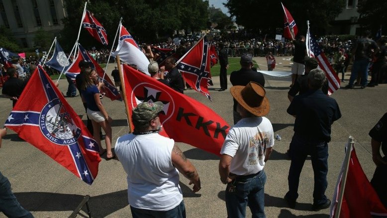 Cidade americana se prepara para receber passeata da Ku Klux Klan