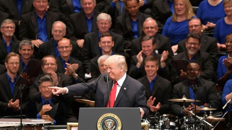 Trump tuíta vídeo de coro de igreja cantando em sua homenagem