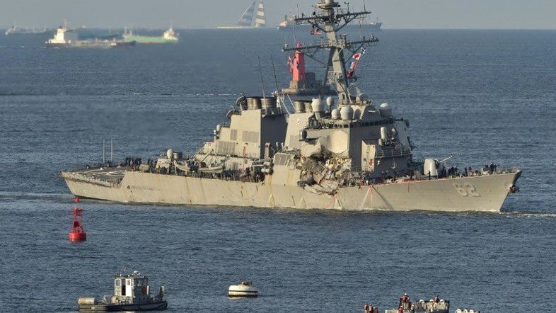 Tripulação de destroyer americano erra e causa colisão no mar