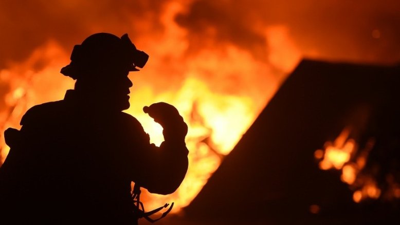 Califórnia enfrenta incêndios florestais em meio a forte onda de calor
