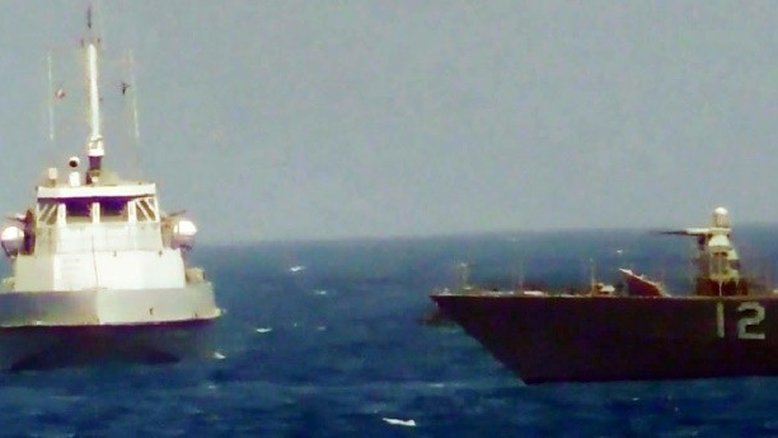 Navio dos EUA faz disparos de advertência contra barco iraniano