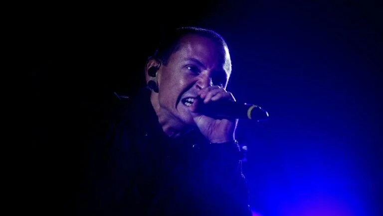 Vocalista do Linkin Park é encontrado morto em aparente suicídio