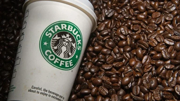 Clientes do Starbucks podem levar seus próprios copos para reduzir o desperdício