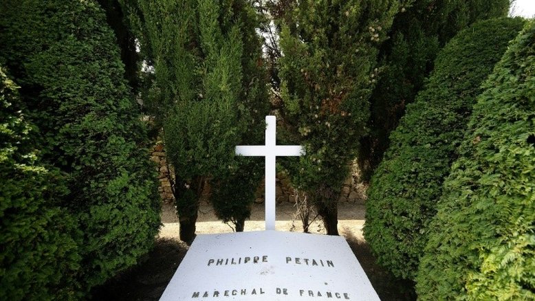 Vandalizado túmulo do marechal Pétain na França
