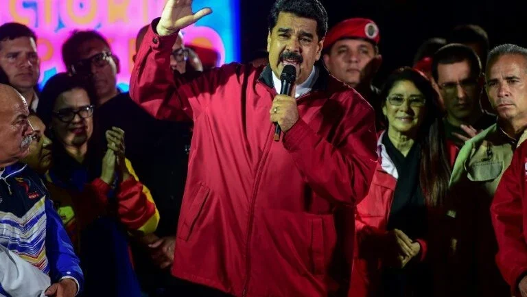 Presidente venezuelano enfrenta opositores e EUA com Constituinte