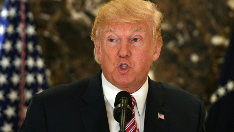 Trump isolado depois de declarações sobre distúrbios em Charlottesville