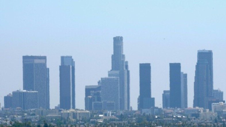 Los Angeles pinta suas ruas de branco para baixar os termômetros