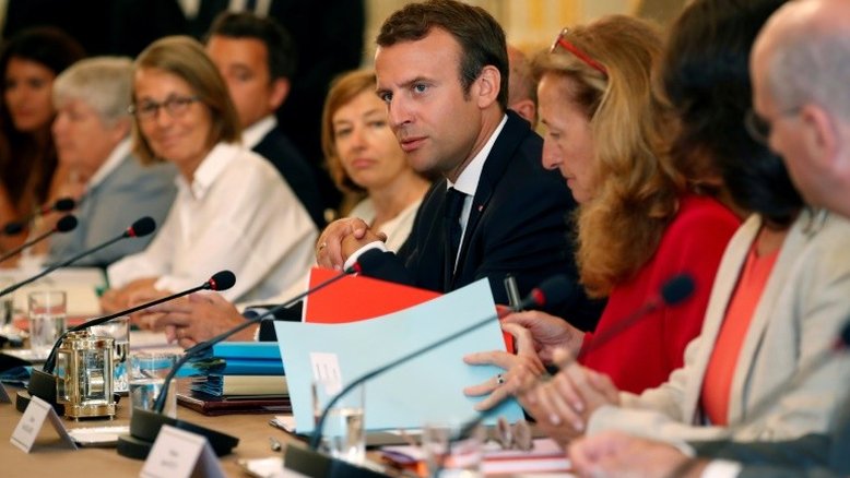 Em queda livre nas pesquisas, Macron defende suas reformas na França