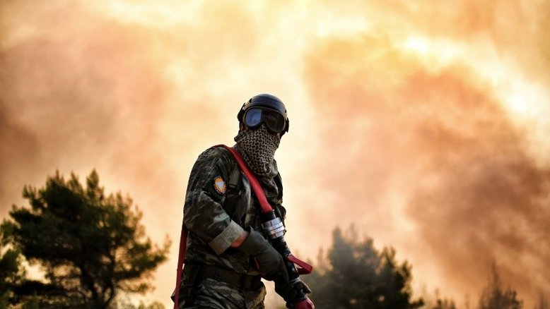 Bombeiros detêm avanço de três grandes incêndios na Grécia