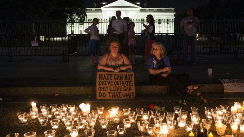 Após críticas, Trump condena 'violência racista' em Charlottesville