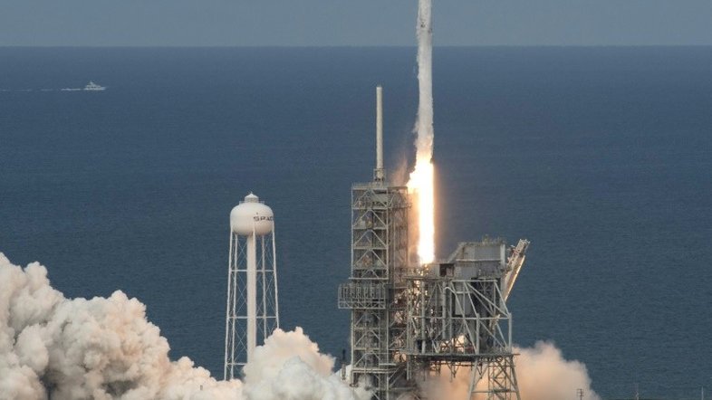 Cápsula chega à ISS transportando primeiro supercomputador enviado ao espaço