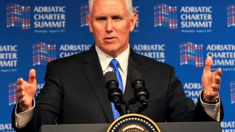 EUA querem "solução pacífica" para crise na Venezuela, diz Pence