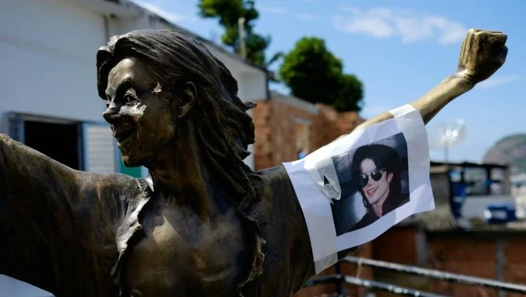 Estátua de Michael Jackson no Morro Dona Marta ganha fuzil