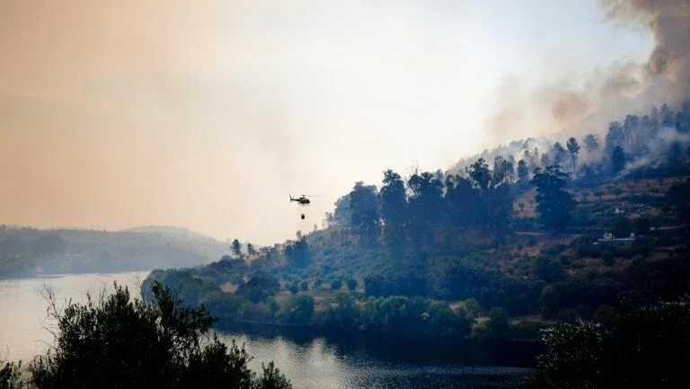 Incêndio força evacuação de parque aquático no norte de Portugal