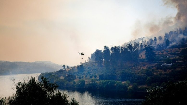 Incêndio força evacuação de parque aquático no norte de Portugal