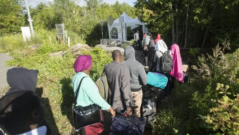 Canadá instala tendas para refugiados haitianos vindos dos EUA na fronteira
