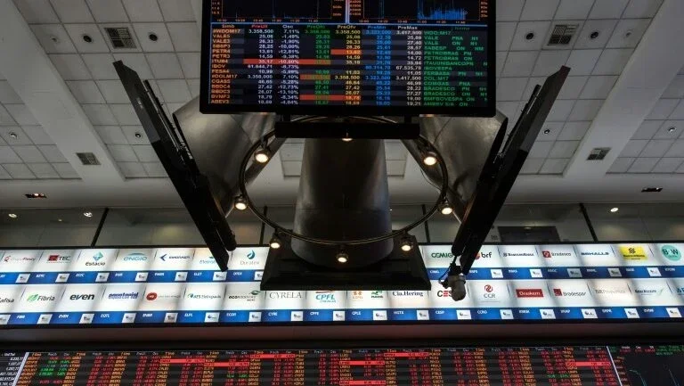 Ibovespa fecha com mais de 70.000 pontos pela primeira vez desde 2011