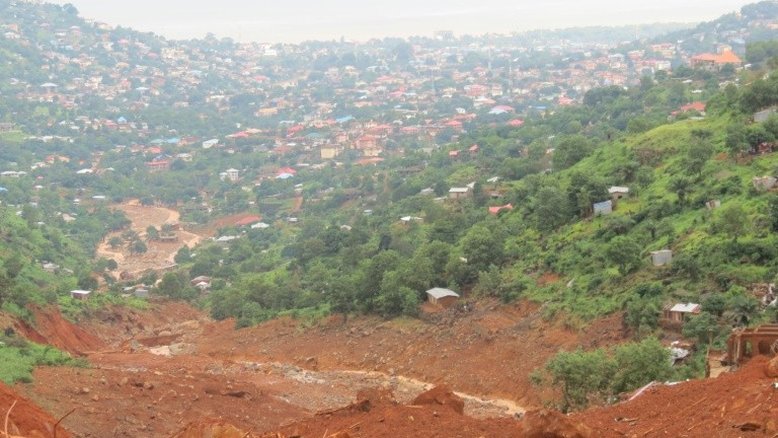 Serra Leoa busca 600 desaparecidos e chora centenas de mortes