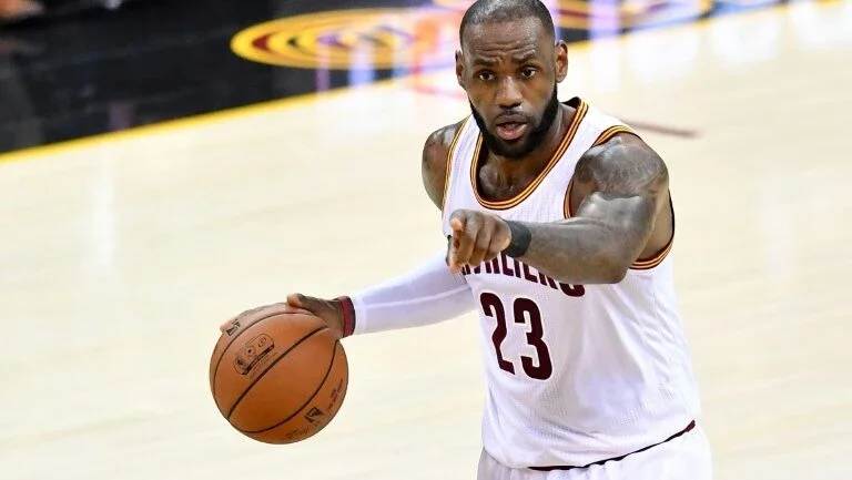 LeBron James acerta com Lakers por US$ 154 mi