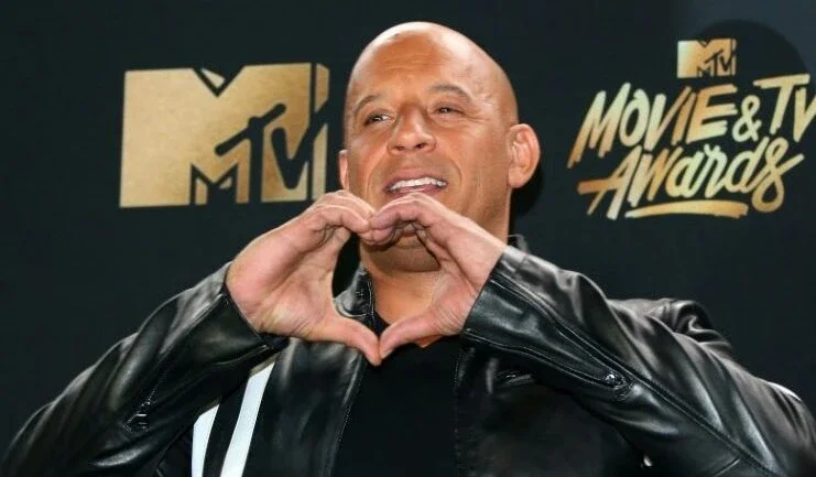 Vin Diesel troca pneu de desconhecida no meio de autoestrada