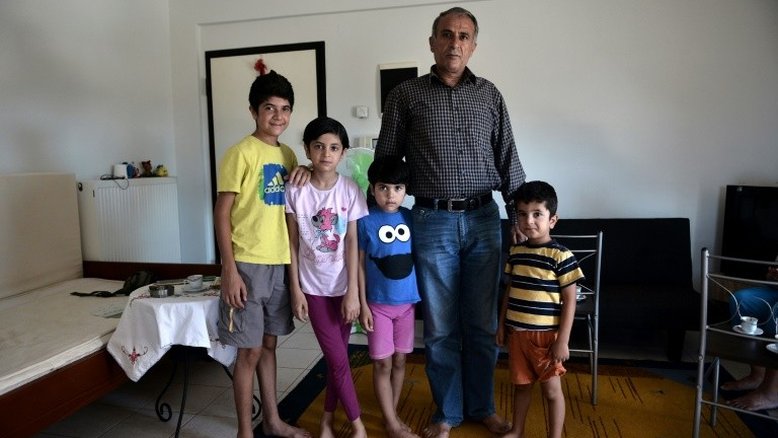 Crianças sírias aguardam na Grécia para voltar a ver a mãe, refugiada na Alemanha