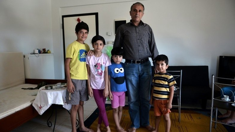 Crianças sírias aguardam na Grécia para voltar a ver a mãe, refugiada na Alemanha