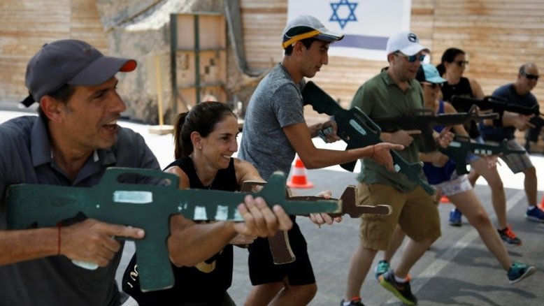 Ex-soldados israelenses ensinam 'antiterrorismo' a turistas na Cisjordânia