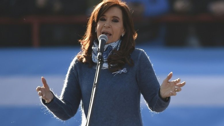 Primárias legislativas: Argentina mede força de Kirchner frente a Macri
