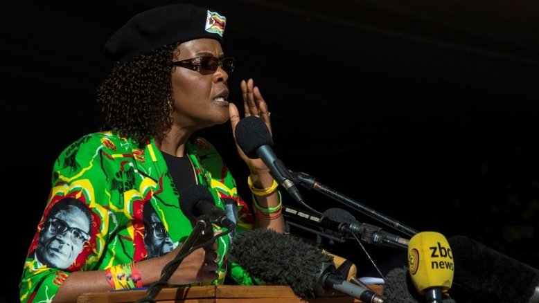 Primeira-dama do Zimbábue se apresenta à polícia por suspeita de agressão