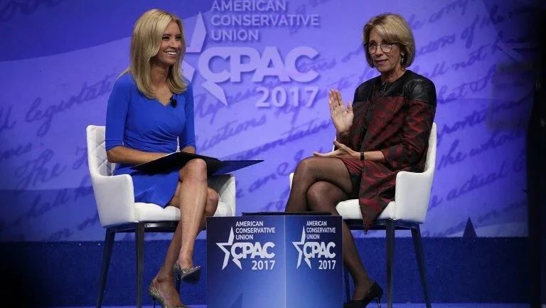 Comentarista de TV pró-Trump é nomeada porta-voz do Partido Republicano
