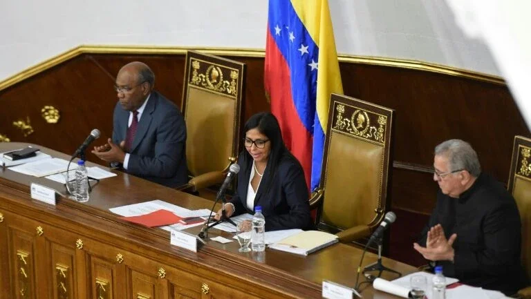 Militares impedem entrada de deputados opositores ao Parlamento venezuelano