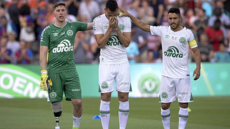 Follmann e Neto entram em campo com a Chapecoense em homenagem do Barcelona