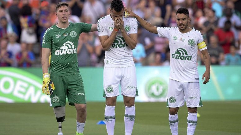 Barcelona faz 5 a 0 na Chapecoense em dia de homenagens e volta de Alan Ruschel
