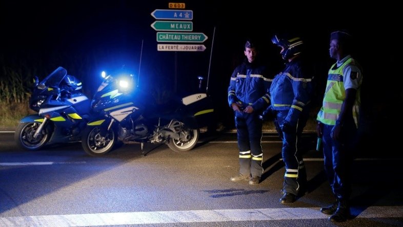Carro invade pizzaria e mata menina perto de Paris; terror 'a priori' descartado