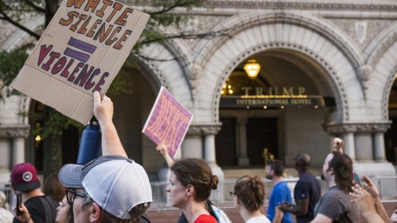 Ataque em Charlottesville pode ser considerado terrorismo interno, indica procurador