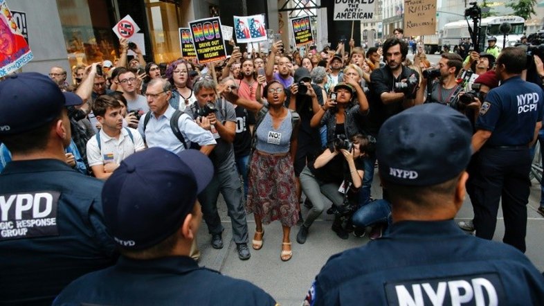 Manifestantes protestam contra visita de Trump a sua residência em Nova York