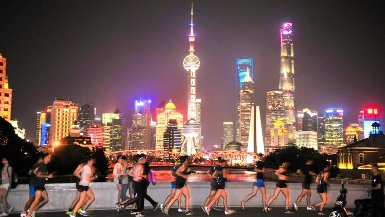 Corredores tomam ruas da China apesar dos perigos e da poluição