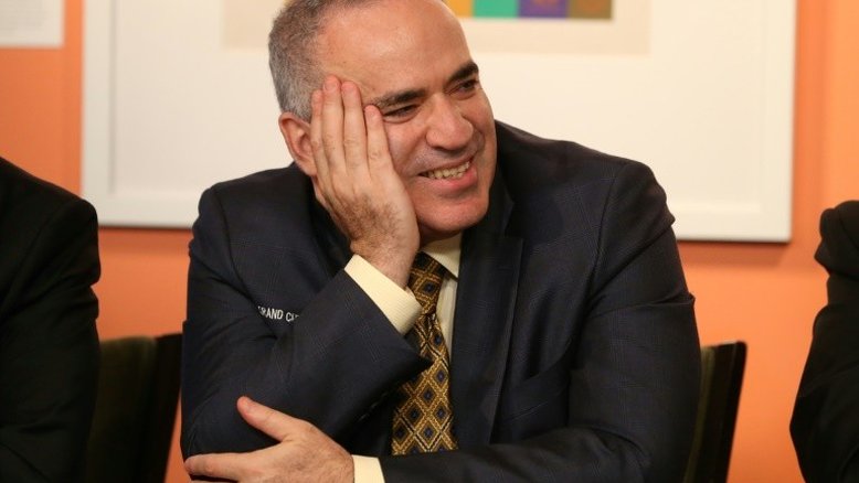 Lenda do xadrez Gary Kasparov deixa aposentadoria após 12 anos