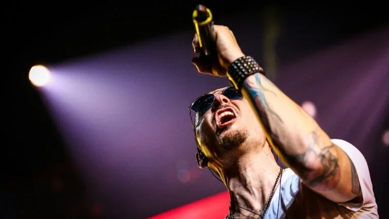 Álbuns do Linkin Park voltam ao top 10 nos EUA após suicídio de Bennington