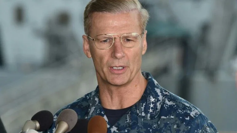 Marinha americana vai destituir comandante da VII Frota após colisão de destróier