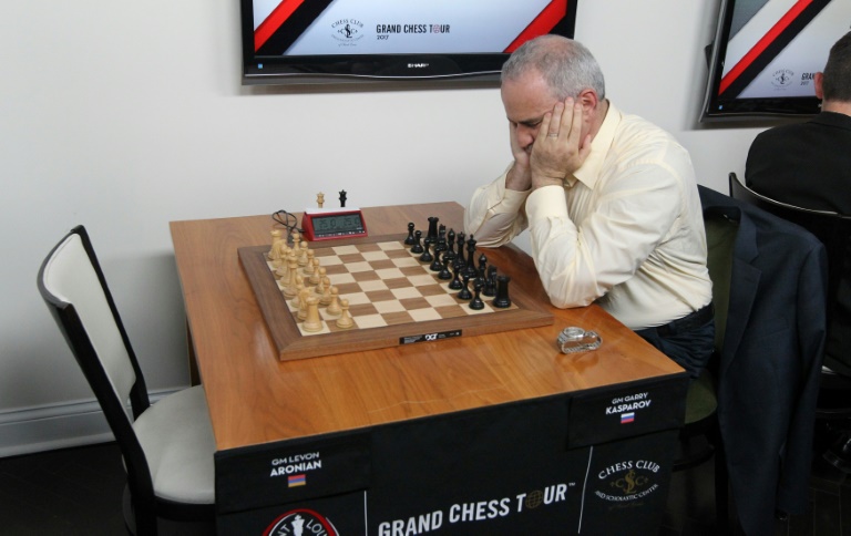 Kasparov, com 19 anos de idade, sacrifica a Dama no lance 15