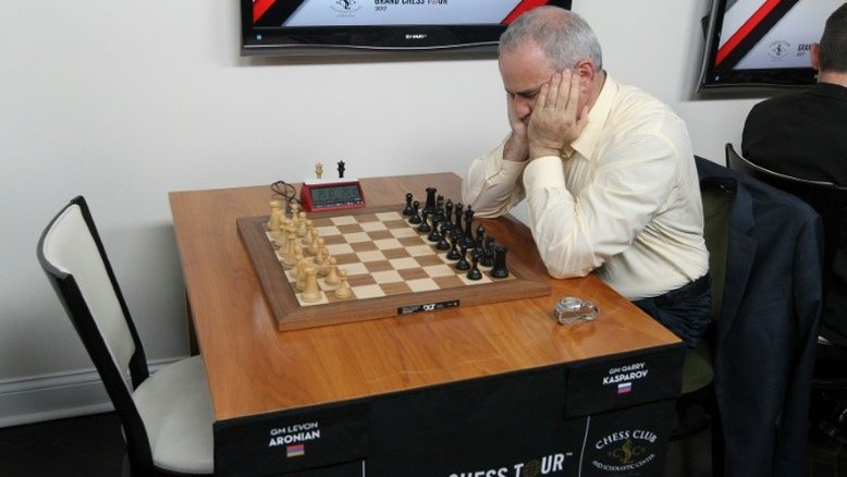 Kasparov sofre primeira derrota após voltar a competir no xadrez