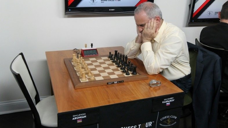 Kasparov sofre primeira derrota após voltar a competir no xadrez