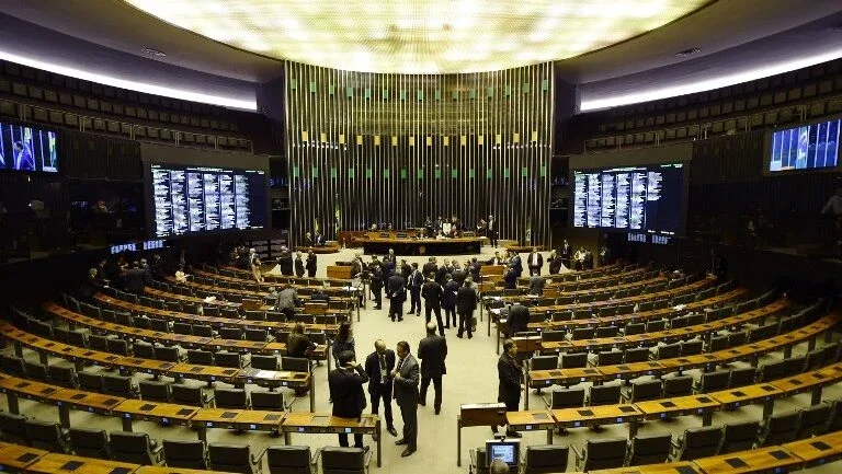 CCJ do Senado debate PEC dos fundos públicos